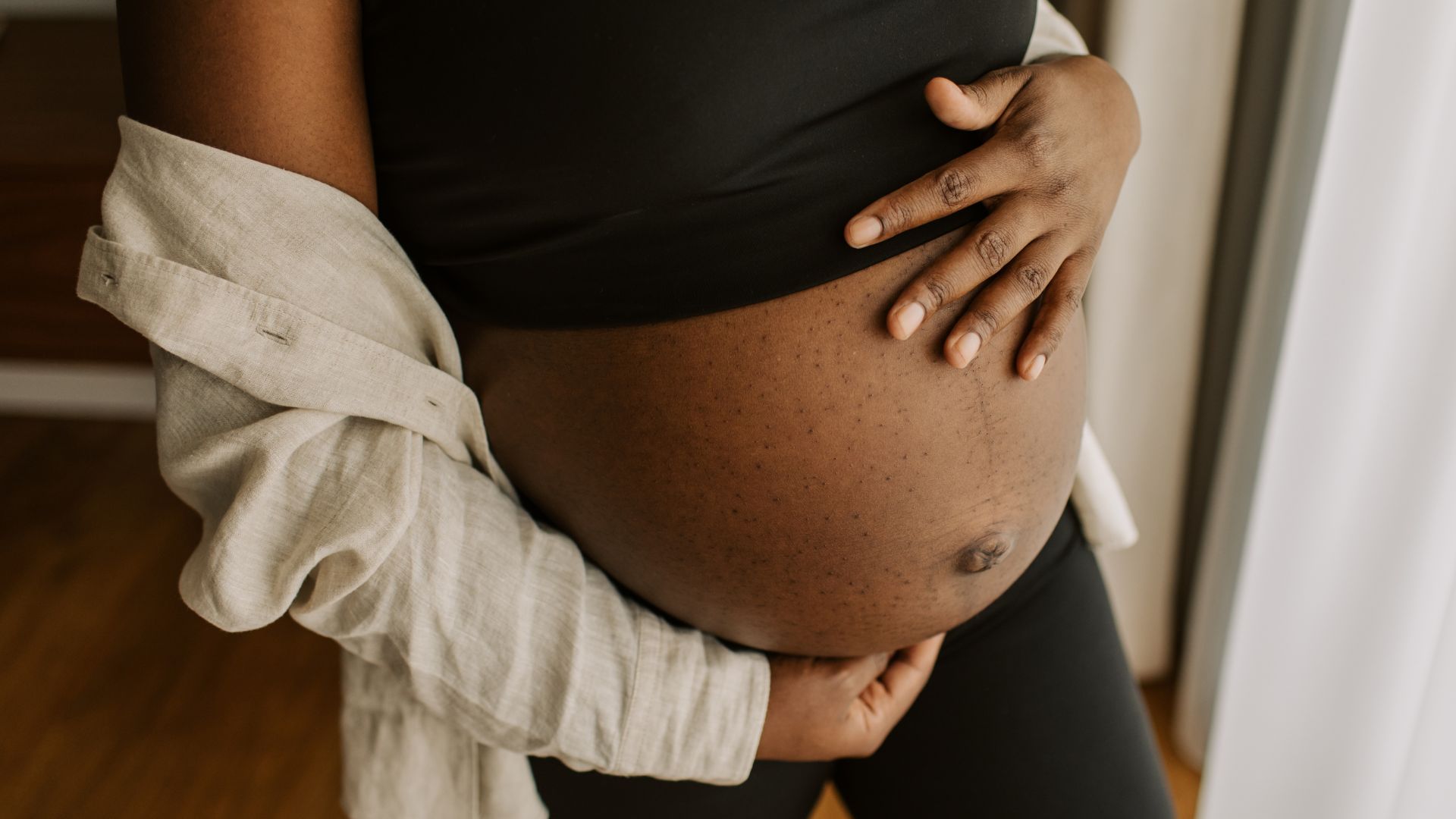 mulher grávida segurando a barriga