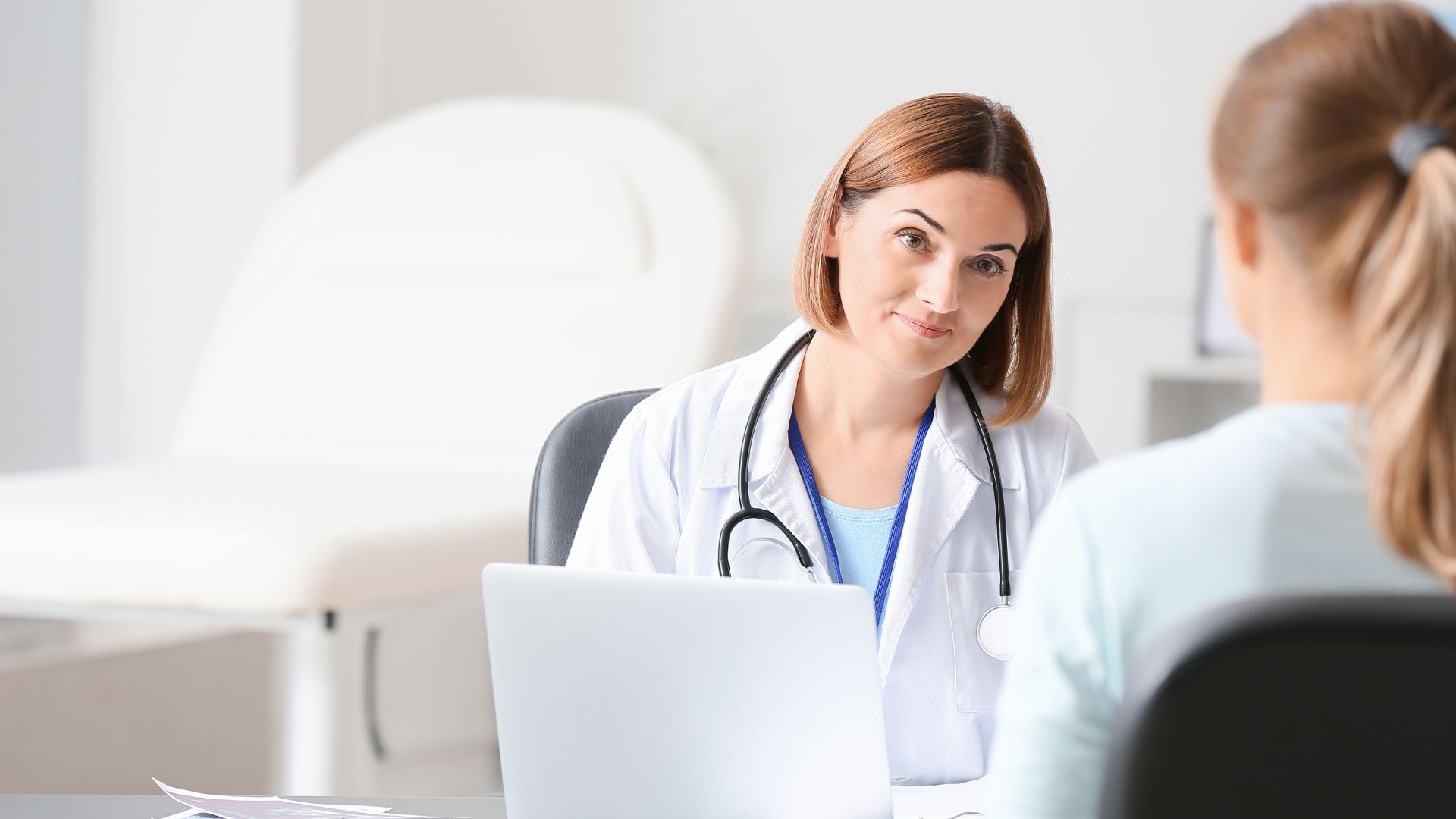 médica atendendo paciente