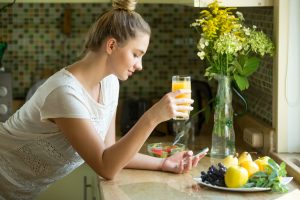 mulher tomando vitamina