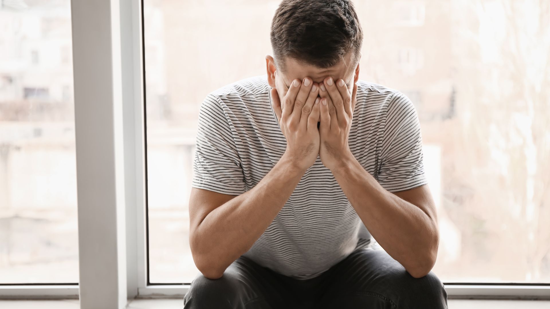 homem com a cabeça baixa em sinal de depressão