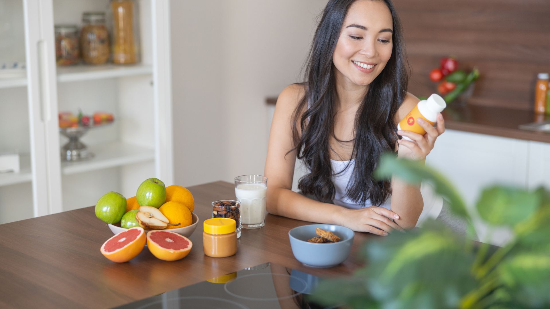 Mulher tomando vitamina