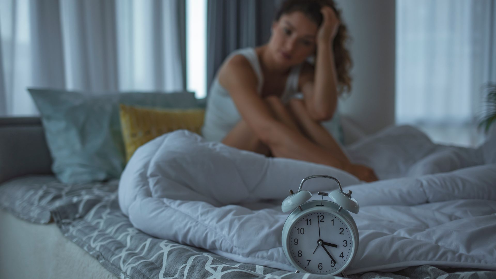mulher com dificuldade para dormir