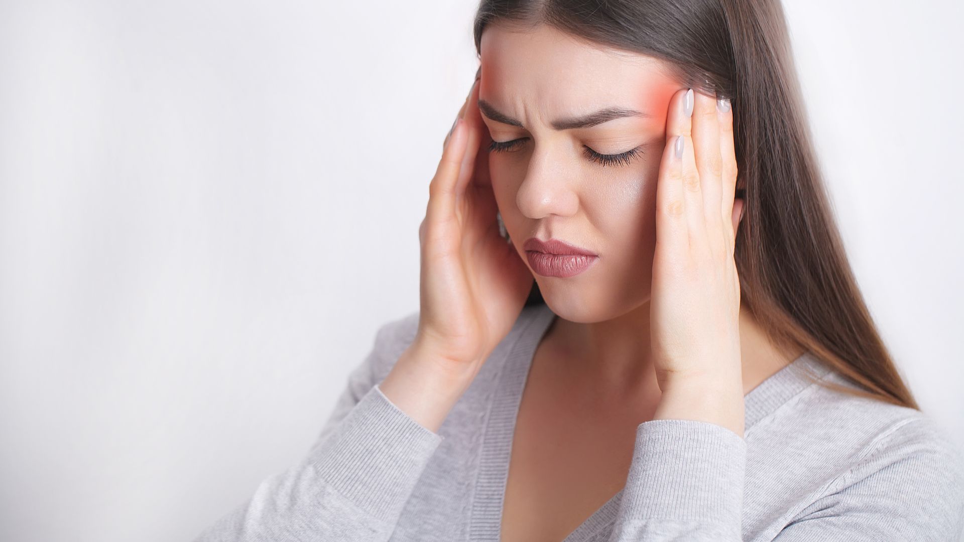mulher com dor de cabeça