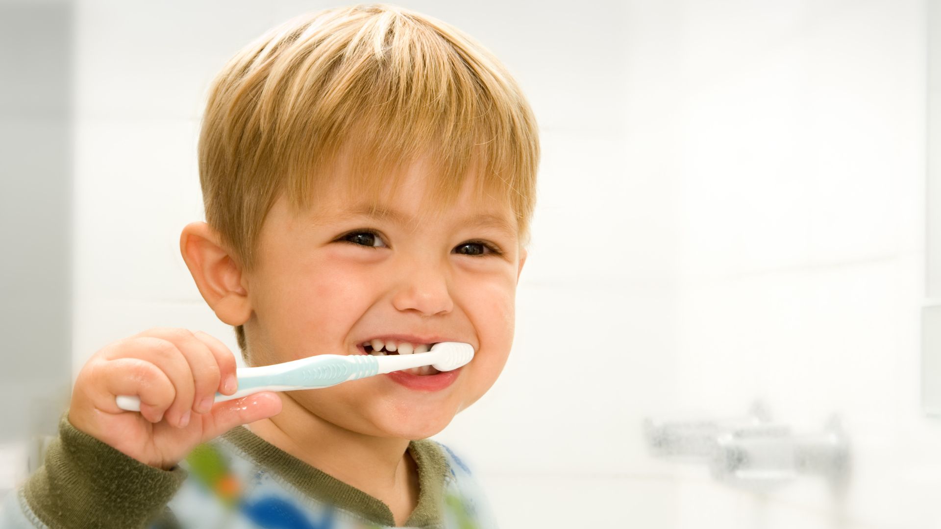 escovação infantil menino escovando o dente