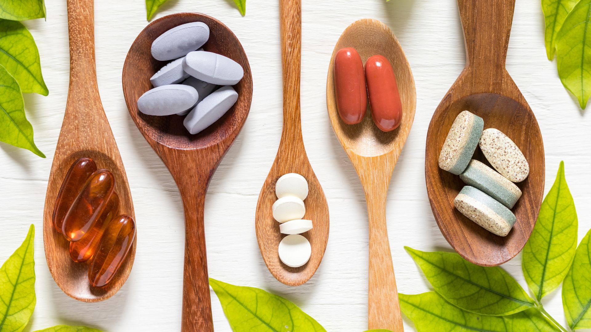 várias colheres com suplementos