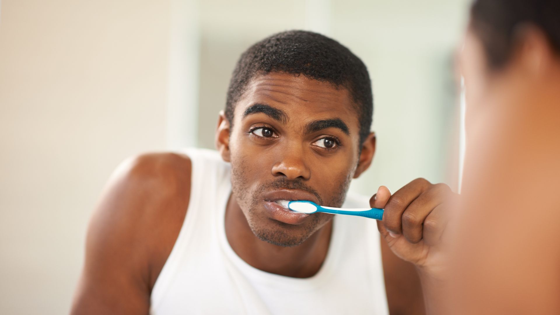 saúde bucal homem escovando o dente